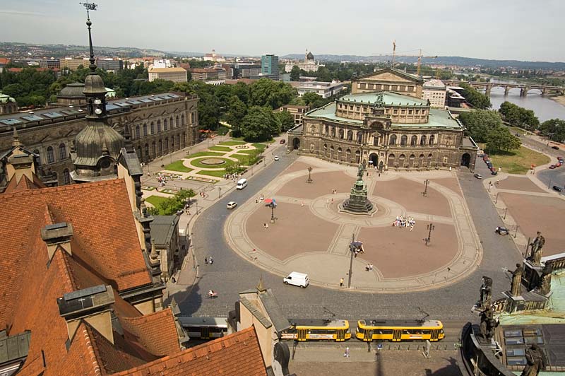 Semperoper, Zwinger Palace